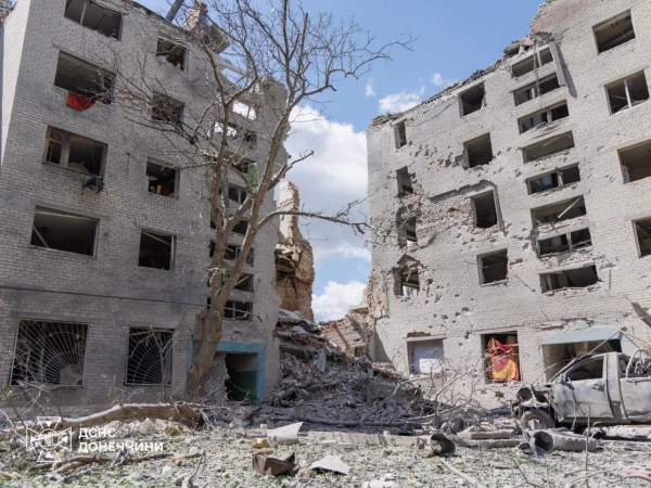 Краматорськ: тіло чоловіка дістали з-під завалів після удару РФ 14 Краматорськ: тіло чоловіка дістали з-під завалів після удару РФ 12