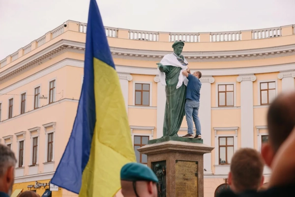Дюка вдягли у вишиванку: Одеса святкує перше з часів вторгнення 14 Дюка вдягли у вишиванку: Одеса святкує перше з часів вторгнення 12