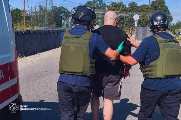 На Дніпропетровщині рф вдарила по мікроавтобусу: 7 поранених 4 На Дніпропетровщині рф вдарила по мікроавтобусу: 7 поранених 4