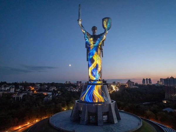 "Майбутнє пам'ятає": інсталяція на Батьківщині-Матері 10