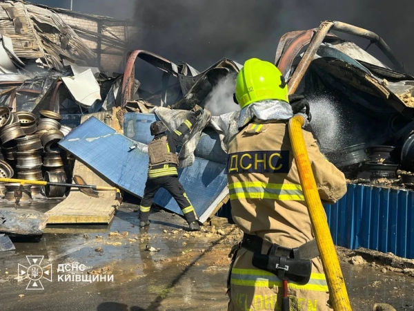 Київщина: горіли логістичні об'єкти після атаки рф. Нові деталі. 15