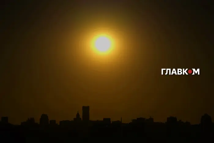 Українці спостерігали за рідкісним сонячним затемненням: кадри з різних міст