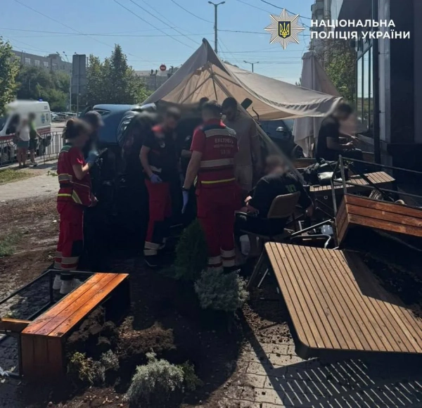 BMW врізався в терасу в Києві: є постраждалий 6 BMW врізався в терасу в Києві: є постраждалий 4