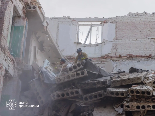 Краматорськ: рятувальники знайшли тіло під завалами після удару РФ 9 Краматорськ: рятувальники знайшли тіло під завалами після удару РФ 7