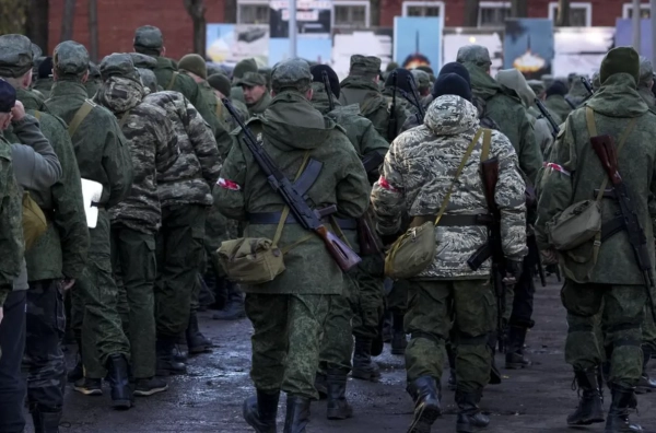 Росіяни вербують жителів Донецька: споювання та примус до служби