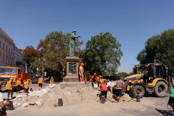 Одеса: Дюка де Рішельє "роздягли" від мішків з піском 31 Одеса: Дюка де Рішельє "роздягли" від мішків з піском 29