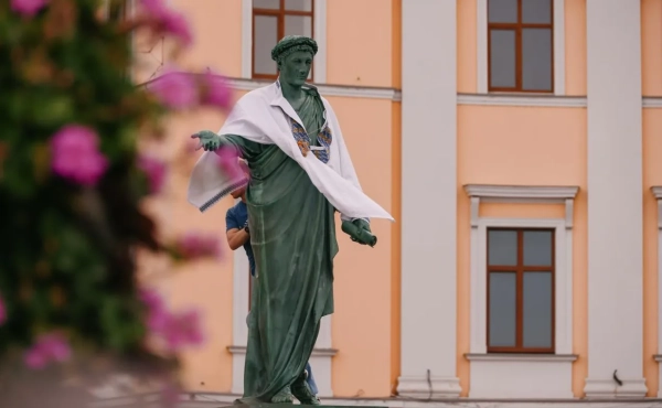 Дюка вдягли у вишиванку: Одеса святкує перше з часів вторгнення