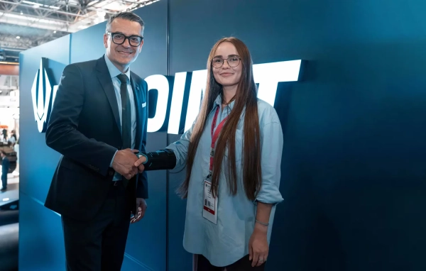 Hensoldt: портфель замовлень вперше перетнув €10 млрд 4 Генеральний директор HENSOLDT Олівер Дьорре та генеральна директорка Fire Point Ірина Терех під час підписання меморандуму про взаєморозуміння.