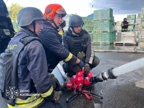 Київщина: горіли логістичні об'єкти після атаки рф. Нові деталі. 17