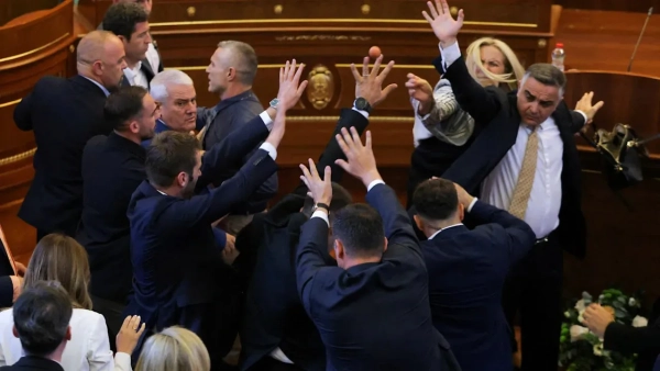 Депутатка кинула яйця в прем’єра: подробиці кризи в Косові