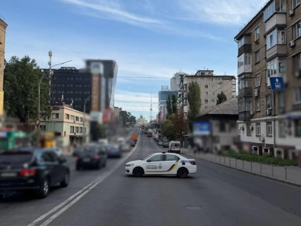 Пожежа в Києві: рух перекрито, подробиці