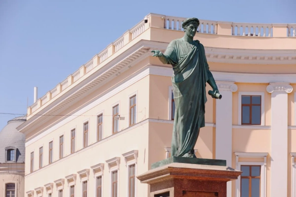 Одеса: Дюка де Рішельє "роздягли" від мішків з піском 20 Одеса: Дюка де Рішельє "роздягли" від мішків з піском 18