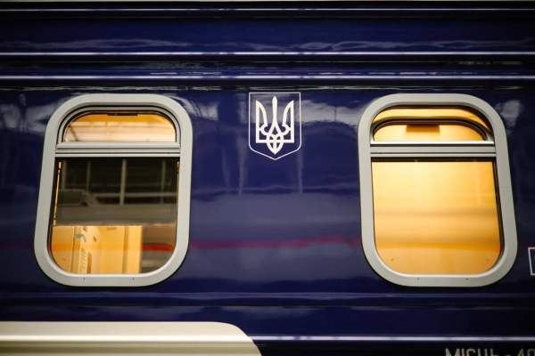 Затримки поїздів через атаки РФ: наслідки триватимуть добу