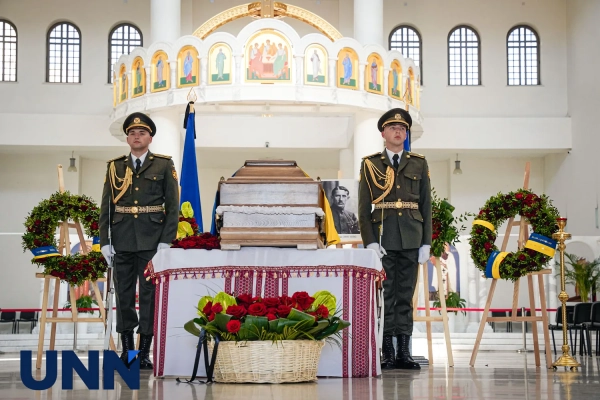 Рештки Коновальця: Велика шана в соборі УГКЦ Києва 14