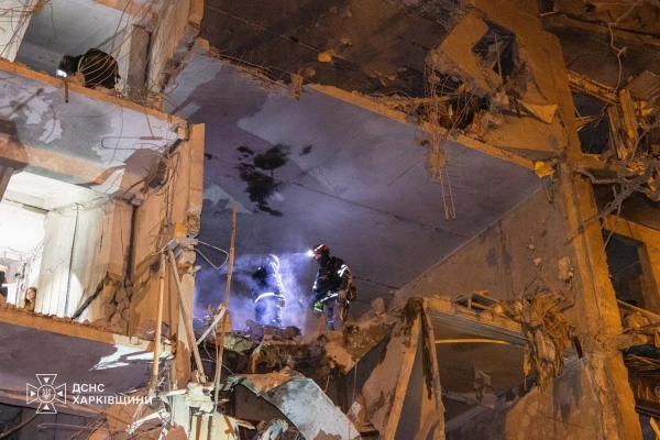 Харків: понад 30 постраждалих від удару по дев'ятиповерхівці 32 Харків: понад 30 постраждалих від удару по дев'ятиповерхівці 30