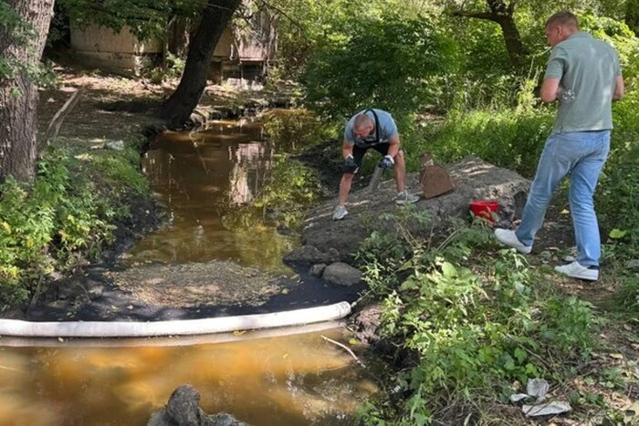 У річці на Київщині після атаки дронів виявили небезпечні речовини 