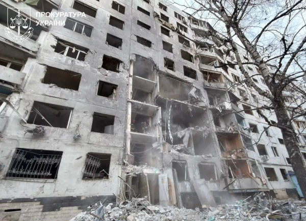 Харків: понад 30 постраждалих від удару по дев'ятиповерхівці 25 Харків: понад 30 постраждалих від удару по дев'ятиповерхівці 23