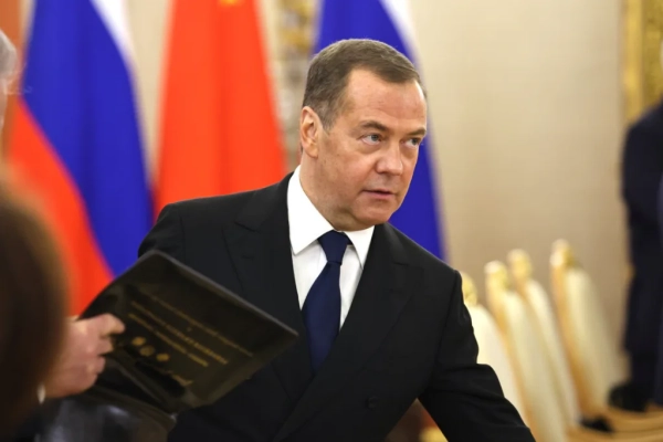 Медведєв: без “величі” РФ чекає зникнення. Експерти про закони історії