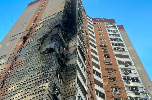 Київ: БПЛА влучив у багатоповерхівку, є постраждалі