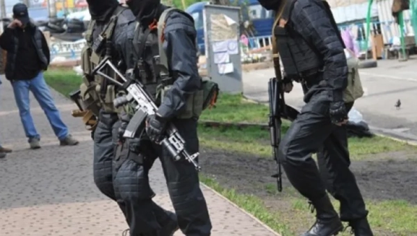 Вибори на Донеччині: озброєні люди контролюють голосування