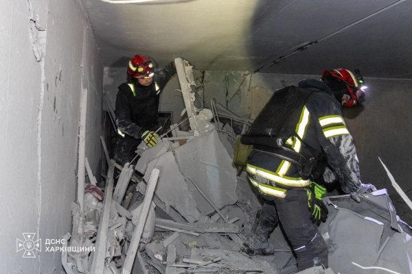 Харків: понад 30 постраждалих від удару по дев'ятиповерхівці 30 Харків: понад 30 постраждалих від удару по дев'ятиповерхівці 28