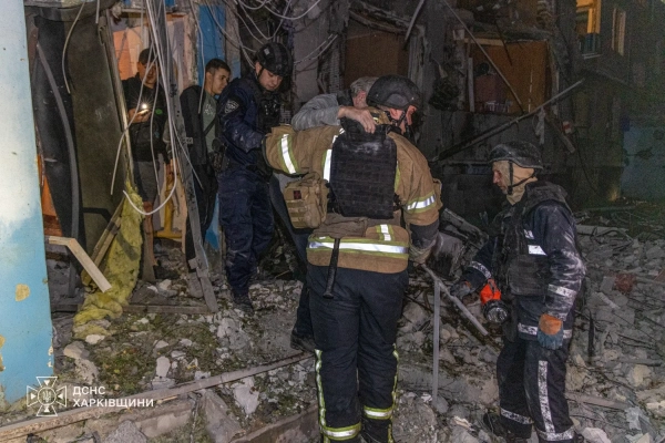 Харків: понад 30 постраждалих від удару по дев'ятиповерхівці 34 Харків: понад 30 постраждалих від удару по дев'ятиповерхівці 32