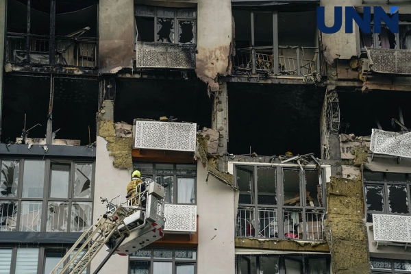 Наслідки атаки БПЛА на житловий будинок у Києві: фото 12