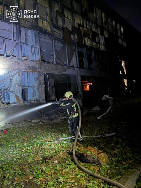 Збитий дрон у Києві: пошкоджено будівлю вишу 6 Збитий дрон у Києві: пошкоджено будівлю вишу 4
