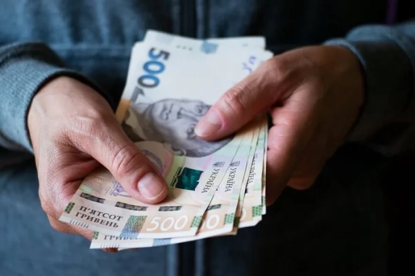 Кабмін: мінімальну зарплату підвищать на 900 грн