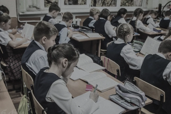 Росія: школам нав’язують війну й пропаганду