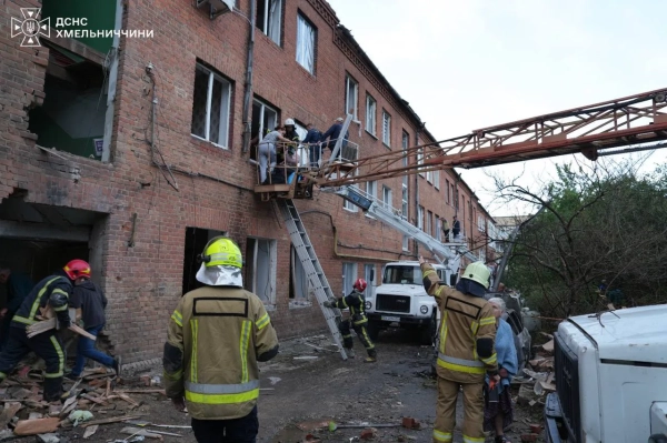 Хмельницький: завершено розбір завалів після атаки дронів 8