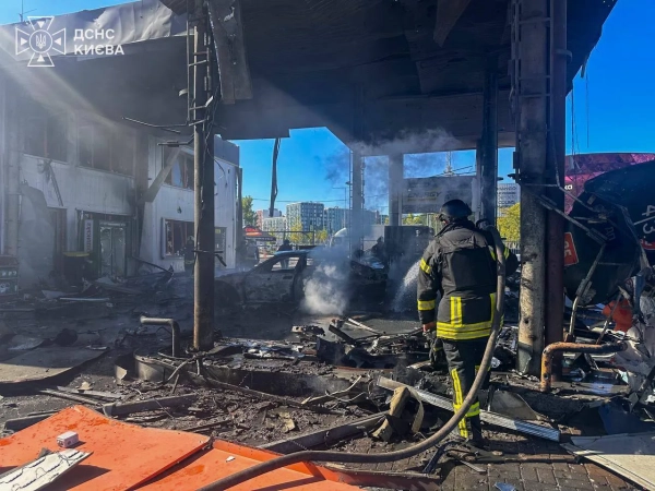 Атака дроном на АЗС у Києві: є постраждалі біля Respublika 18 Атака дроном на АЗС у Києві: є постраждалі біля Respublika 16