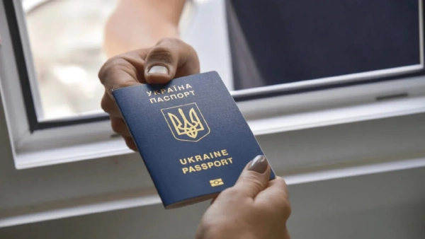 Печатка на кордоні: українцям пояснили, чи потрібна вона.