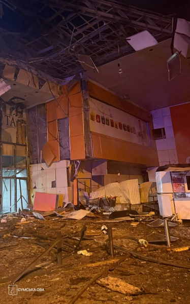 Сумські обстріли: 3 загиблих, 14 поранених у ТРЦ 5 Сумські обстріли: 3 загиблих, 14 поранених у ТРЦ 3