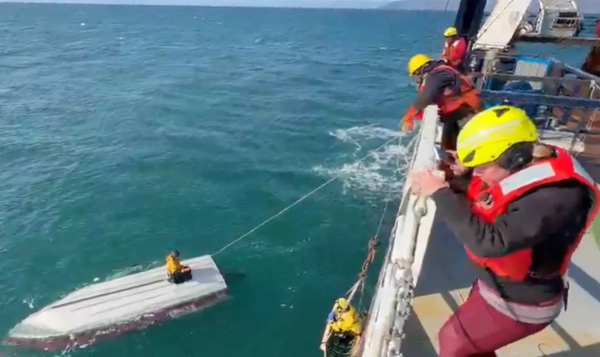 Хлопчик 2 дні виживав у Беринговому морі, тримаючись за човен