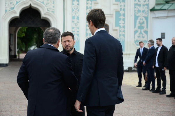 Зеленський та Трамп: деталі переговорів у Києві 32 Зеленський та Трамп: деталі переговорів у Києві 30